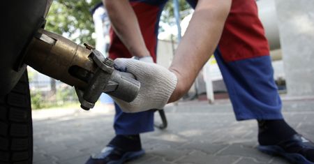 Wybuch auta z LPG. Trzech rannych w pobliżu Piotrkowa Trybunalskiego