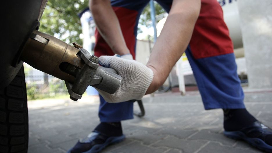 Mężczyźni znaleźli wyciek gazu, ale sami próbowali naprawić samochód 