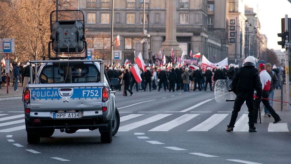 Policyjne Mitsubishi L200 z zainstalowanym systemem dźwiękowym LRAD-500X podczas Marszu Niepodległości (2011r.)