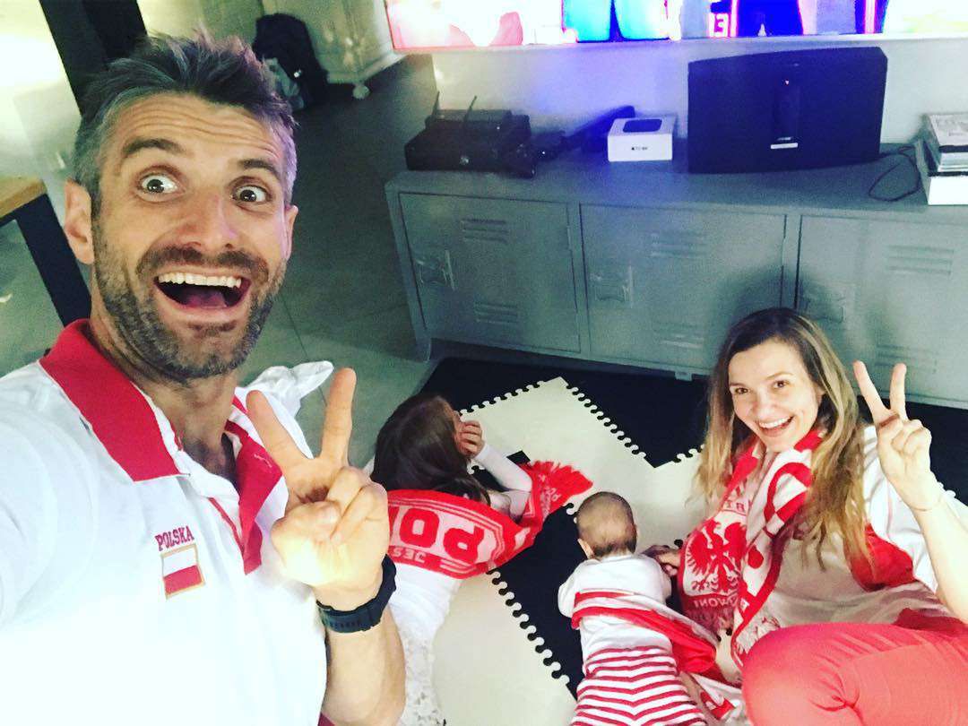 Joanna Koroniewska i Maciej Dowbor z dziećmi – mecz Polska-Kolumbia