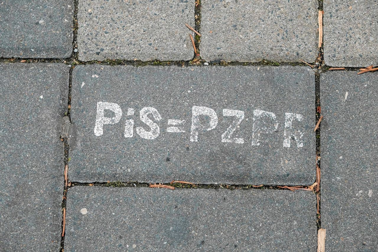 Namalowała graffiti na biurze PiS. Prokuratura wycofała się z zarzutu