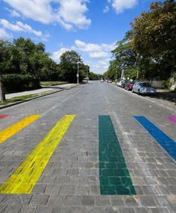 Wrocław. Tajemnicze tęczowe pasy zostaną zmyte