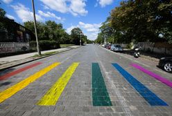 Wrocław. Tajemnicze tęczowe pasy zostaną zmyte