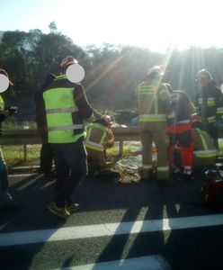 Pcim. Mężczyzna wypadł z jadącego auta. 56-latek zmarł