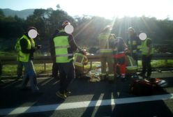 Pcim. Mężczyzna wypadł z jadącego auta. 56-latek zmarł