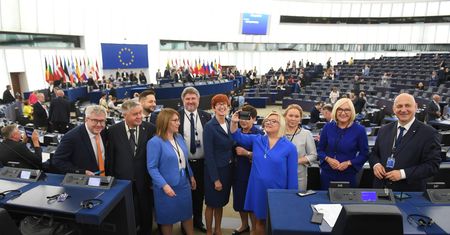 Fotomontaż z europosłami PiS. Patryk Jaki dla WP: "Ordynarny fejk. To wstyd dla Facebooka"