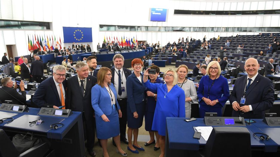 Europosłowie PiS w obiektywie Radka Pietruszki z PAP
