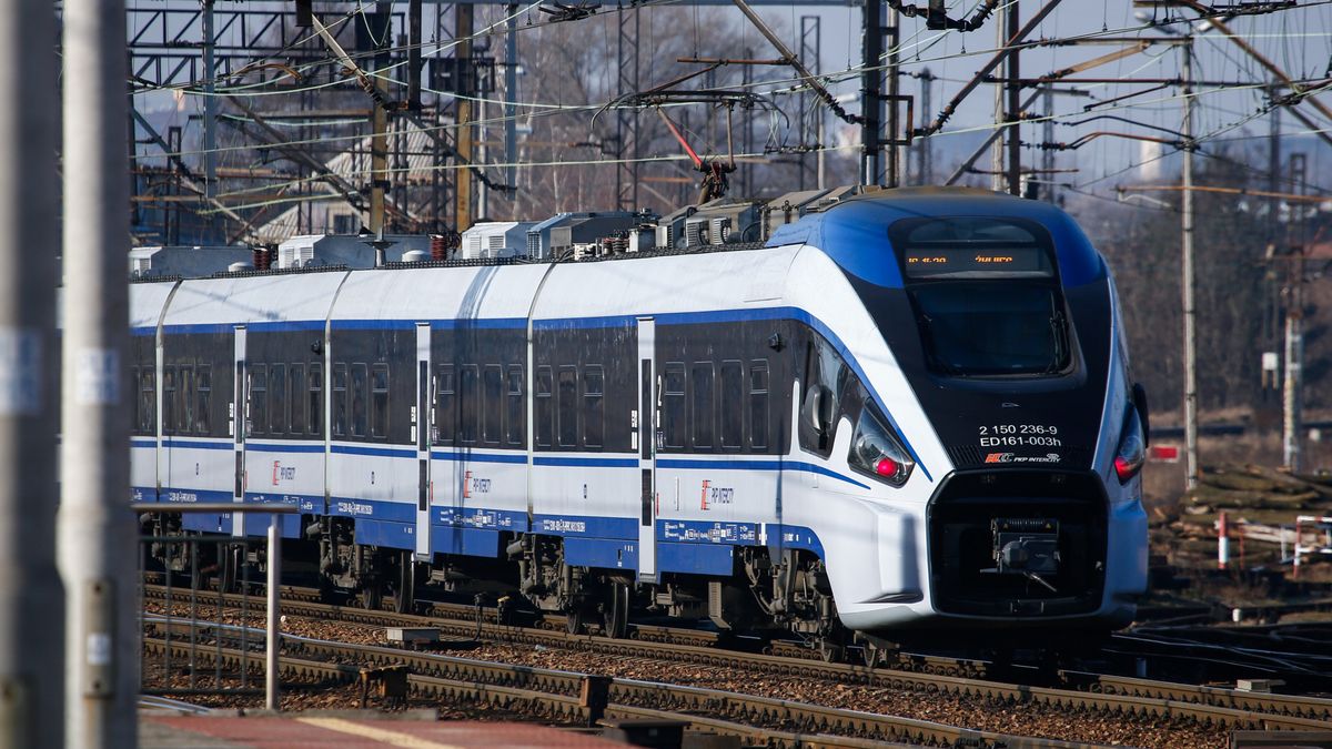 Pociągami Pesy - na zdjęciu model Dart - jeżdżą m.in. pasażerowie PKP Intercity