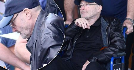 68-letni Phil Collins wylądował na wózku inwalidzkim! Do sieci trafiły zdjęcia z wizyty muzyka w Warszawie. Co się stało?