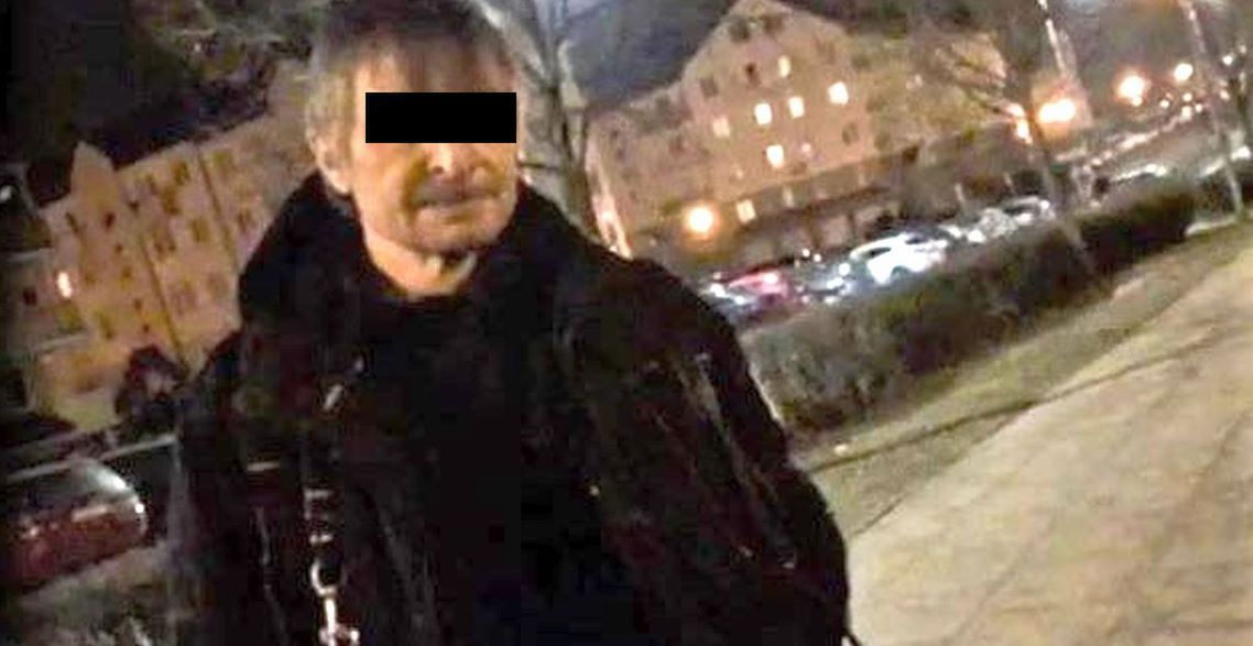 Katował szczeniaka w centrum miasta. Przechodnie nie czekali na policję