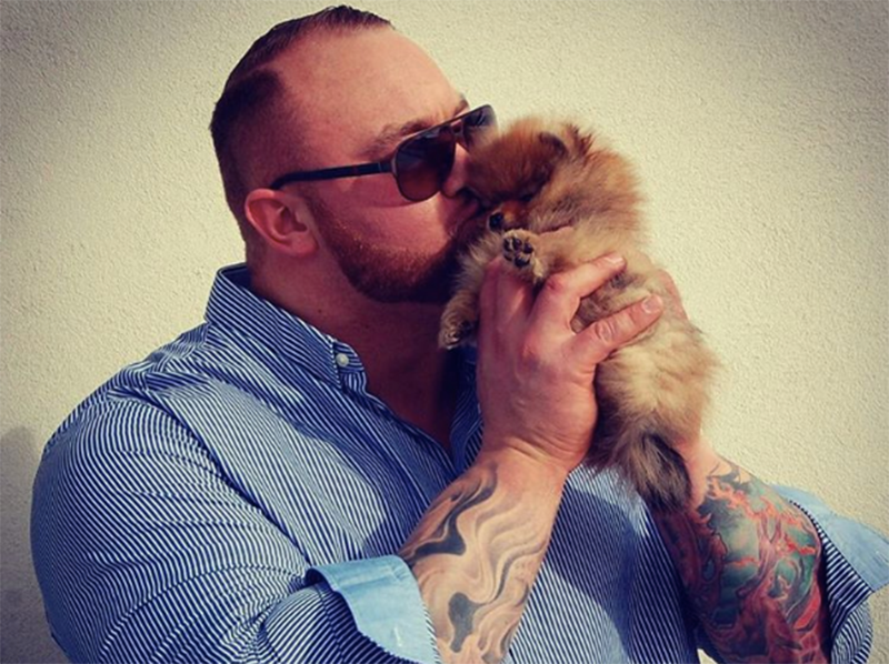 Oto najsilniejszy człowiek Europy i jego pies. Połączenie niecodzienne