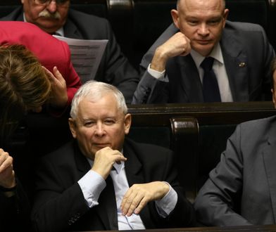 PiS notuje spadek. Najnowszy sondaż