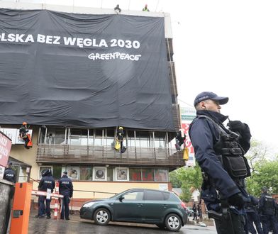 Greenpeace protestuje przeciwko węglowi. Wielki transparent na siedzibie PiS. Trwa ściąganie aktywistów