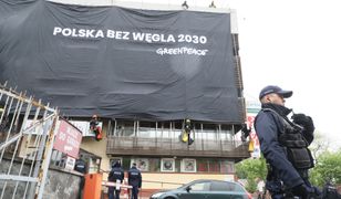 Greenpeace protestuje przeciwko węglowi. Wielki transparent na siedzibie PiS. Trwa ściąganie aktywistów