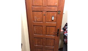 Zdewastowali drzwi niewidomej kobiety. To była radna PiS