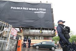 Greenpeace protestuje przeciwko węglowi. Wielki transparent na siedzibie PiS. Trwa ściąganie aktywistów