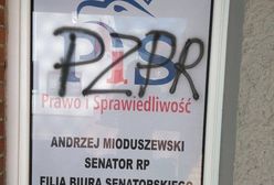 "PZPR" i "Czas na sąd ostateczny". Atak wandali na biura PiS