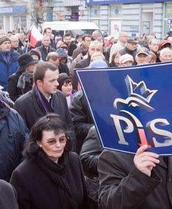 Sojusz ołtarza z tronem. Wiejski proboszcz wpłacił 42 tys. zł na PiS. Jego brat to partyjny ważniak