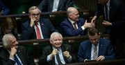 Wyborcy PiS w różowych okularach, sympatycy opozycji w depresji. Nowy sondaż, ale nie poparcia