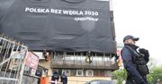 Greenpeace protestuje przeciwko węglowi. Wielki transparent na siedzibie PiS. Trwa ściąganie aktywistów