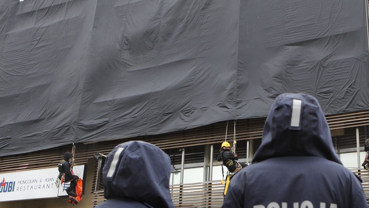 Banner Greenpeace na siedzibie PiS
