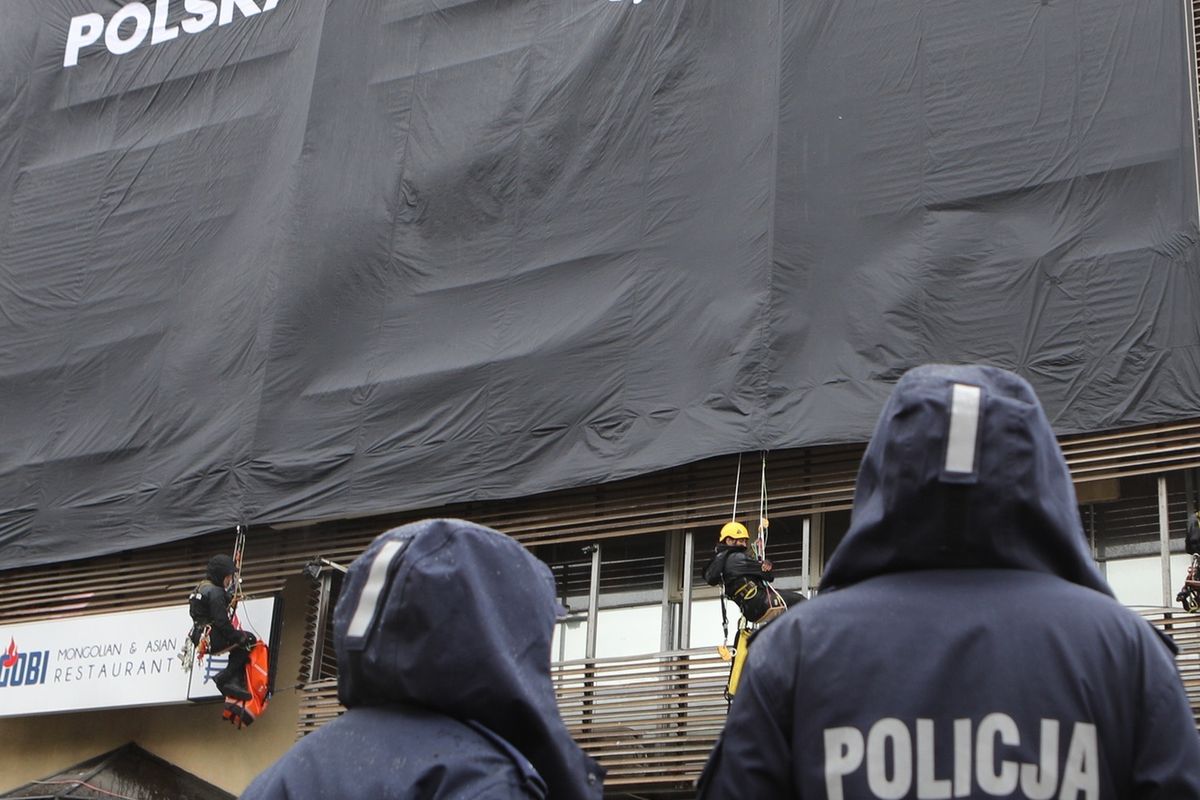 Policja zatrzymała aktywistów Greenpeace, którzy wywiesili banner na siedzibie PiS w Warszawie
