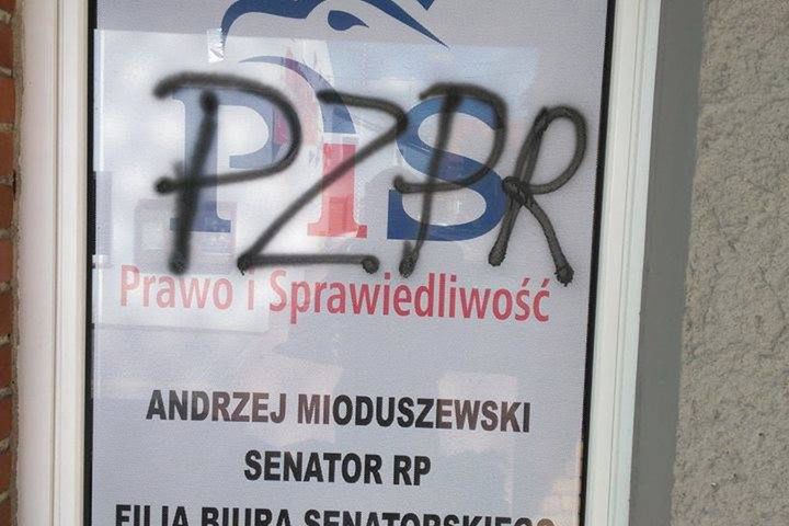 Kujawsko-pomorskie. Namalowała obraźliwe graffiti na biurze PiS. Została zatrzymana