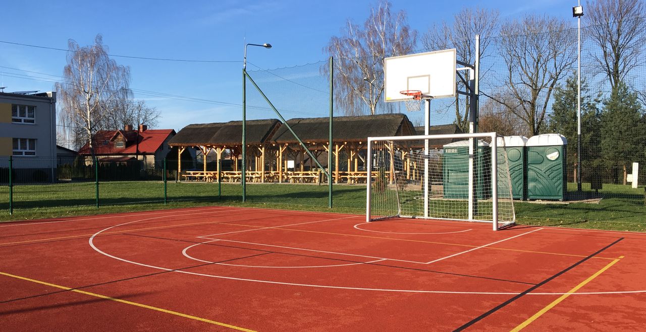 Słupsk. Pijanych 14-latków zabrano prosto ze szkolnego boiska