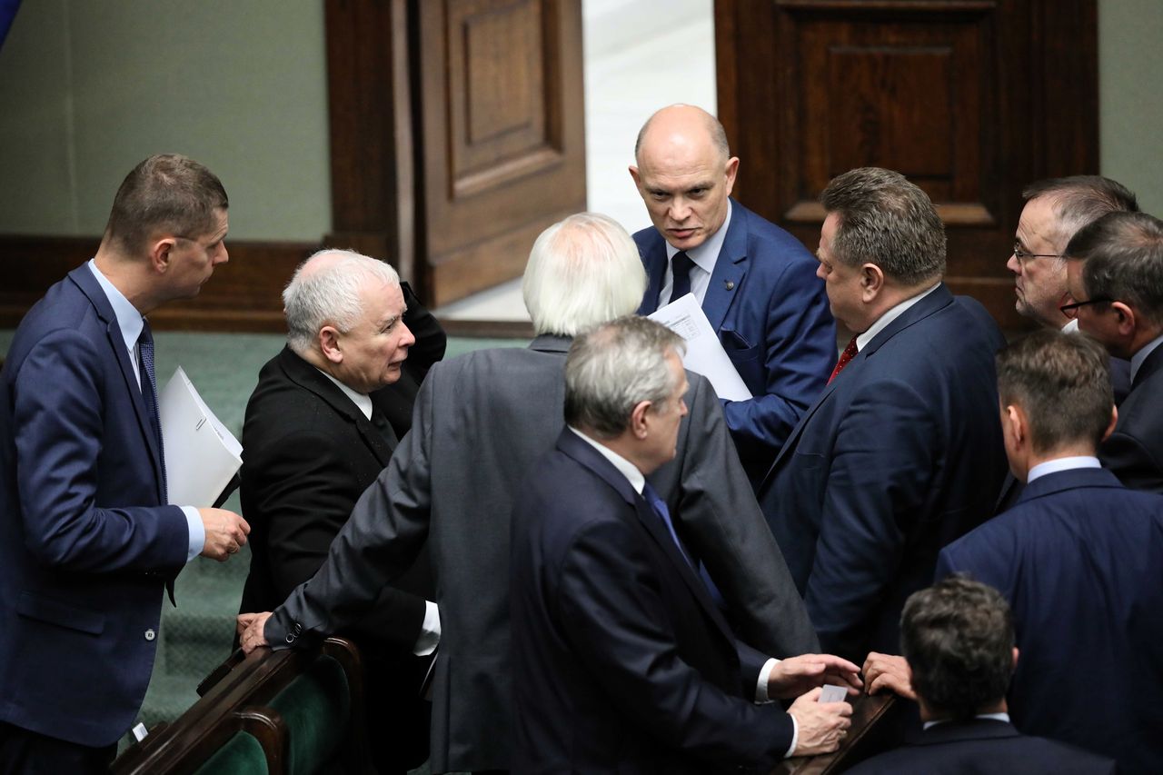 Głosowanie ws. KRS. Kulisy awantury w Sejmie. Nocna narada w PiS, marszałek Elżbieta Witek pod ostrzałem