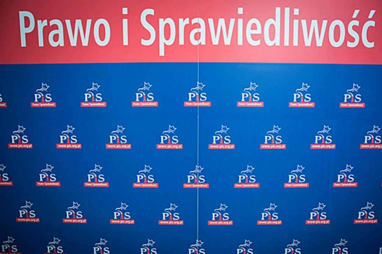 "Dobrowolne" darowizny w PiS. Za stanowiska od partii