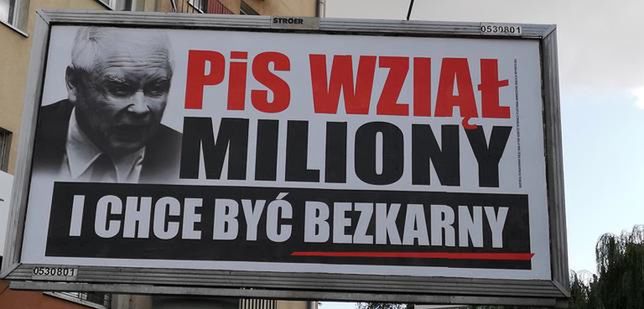 Partia Kaczyńskiego odpowiada na billboardy PO. "PiS odebrał miliony złodziejom"