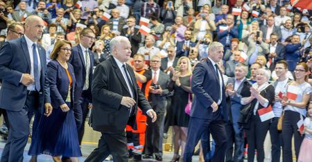 Polacy to zauważyli: „dobra zmiana” zrobiła skok na kasę. Uczciwiej było za PO-PSL
