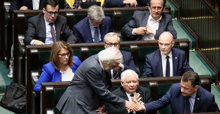 Polacy zabrali głos. PiS liderem, PSL żegna się z Sejmem