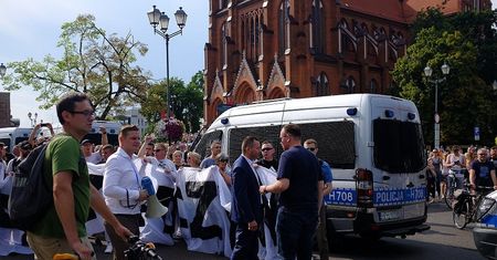 Białystok. Działacze PiS "na dywaniku" u prezesa. Byli przy kibolach, tłumaczyli się. Zostaną w partii