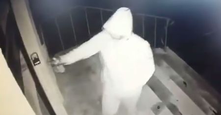 Wymalował drzwi biura PiS. Nagrała go kamera