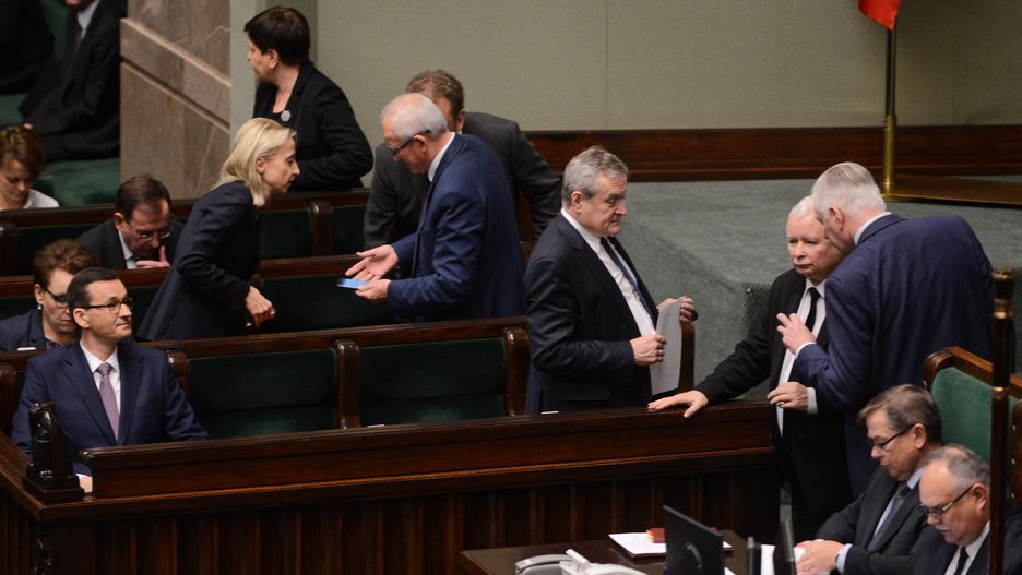 PiS w najnowszym sondażu jest wciąż na czele