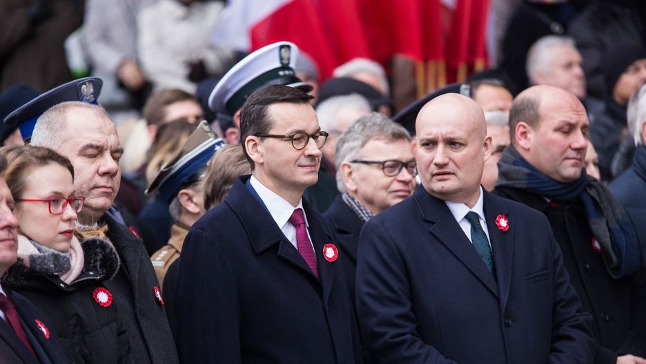 Na pierwszym planie: Mateusz Morawiecki i Szymon Szynkowski vel Sęk