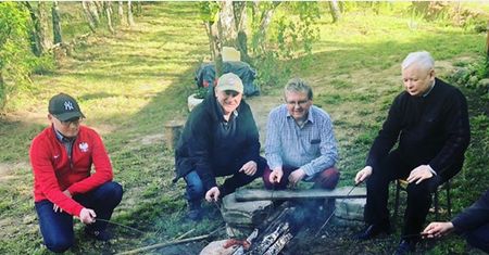 Wybory do PE. Po konwencji PiS Brudziński z Kaczyńskim odpoczywają przy ognisku