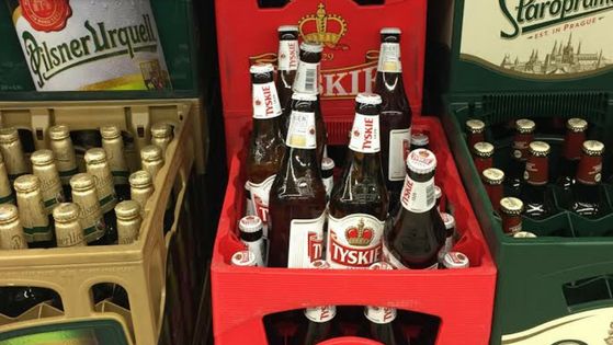 Mnóstwo piwa z całego świata, ale tylko kilka krat z trunkiem z Polski. To supermarket zaraz przy polskiej granicy