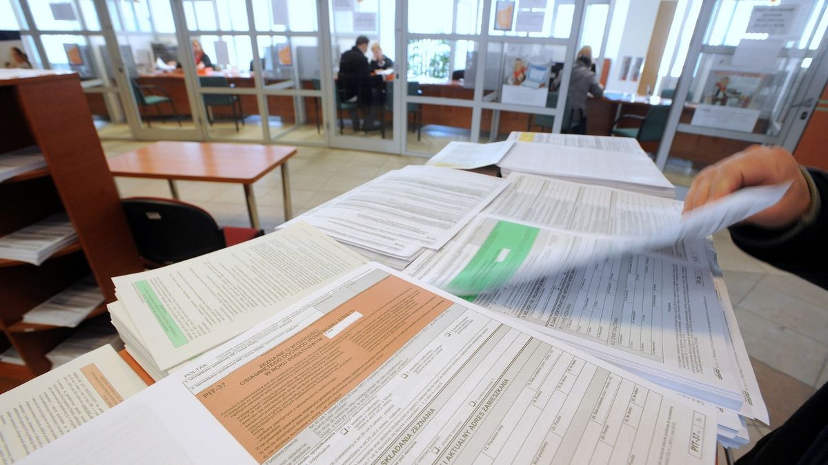 Zmiany w PIT. Obniżka podatku do 17 proc. weszła w życie, pensje poszły w górę.