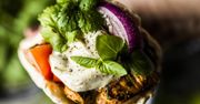 Chrupiąca pita z kurczakiem, bazylią tajską, majonezem, wasabi i pomidorem. Przepis Tomasza Jakubiaka