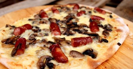 Pizza z białym sosem i frankfurterki. Domowe ciasto i pyszne dodatki