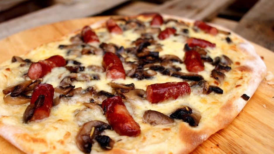 Pizza z białym sosem i frankfurterki. Domowe ciasto i pyszne dodatki