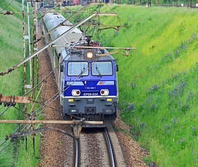 Trasa PKP Białystok-Warszawa. Ciężarówka uszkodziła sieć trakcyjną