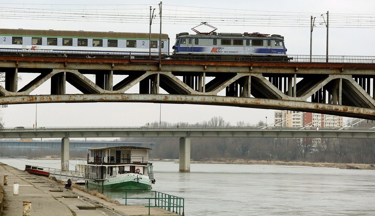 Proszę zachować ostrożność i odsunąć się od krawędzi peronu