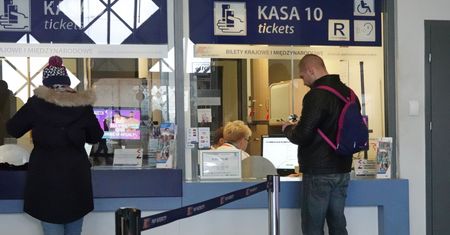 PKP blokuje sprzedaż biletów. Nie pojedziemy pociągiem na Święta Bożego Narodzenia?