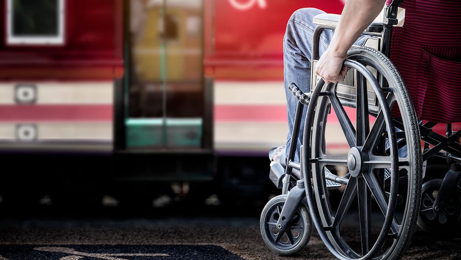 Często osoby poruszające się na wózkach inwalidzkich, muszą korzystać z pomocy życzliwych ludzi