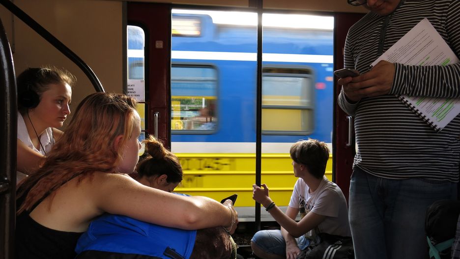 Podróż pociągiem oznacza czasem siedzenie na korytarzu