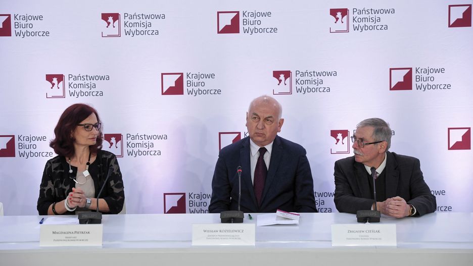Członkowie PKW na konferencji tłumaczyli, dlaczego na wyniki wyborów poczekamy do środy.