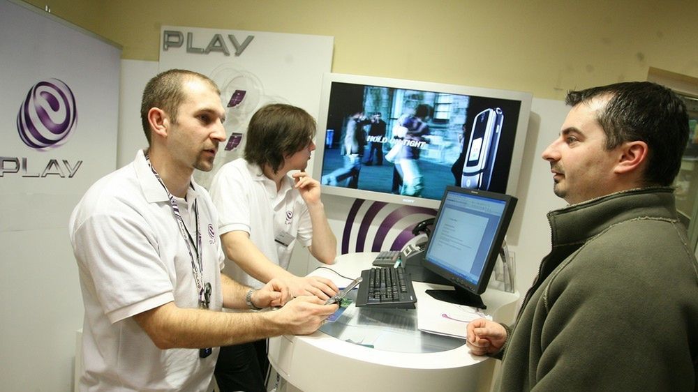 Pierwsze salony Play otwarto w 2007 roku.